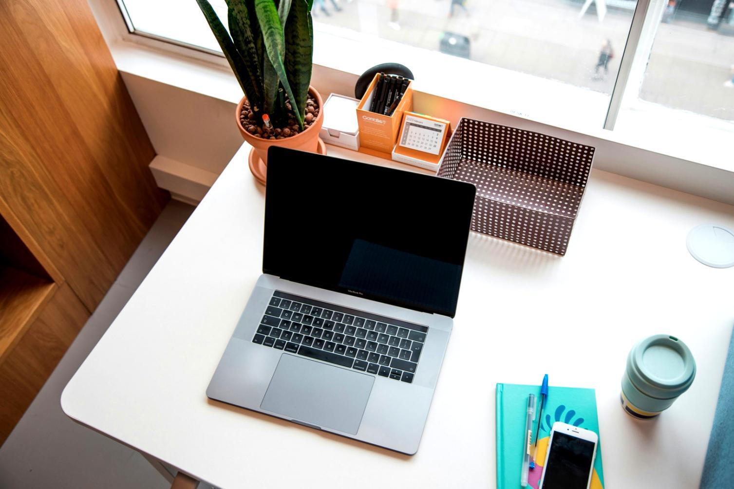 Finanzunterlagen und Dokumente auf einem Schreibtisch